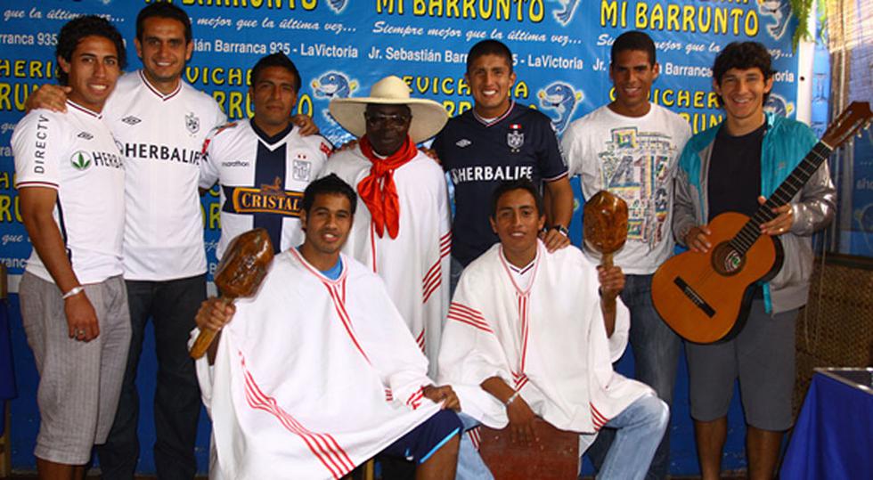 Jugadores de Alianza y San Martin festejan el dia de la Canción Criolla