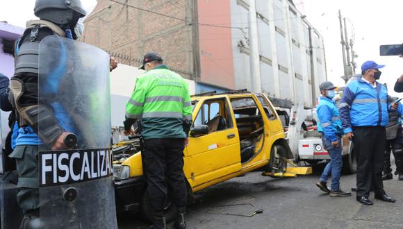Agentes de Fiscalización, de la comisaría de San Cayetano y de la Diprove hallaron que cuatro automóviles eran desarmados por mecánicos informales en la vía pública. (Foto: Municipalidad de Lima)