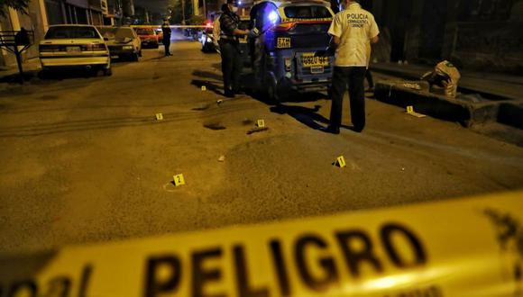 La Policía encontró 14 casquillos de bala en la escena del triple crimen en Comas. (Foto: Giancarlo Ávila/@photo.gec)