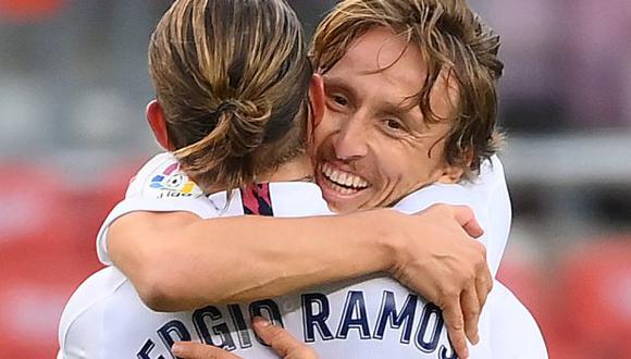 Sergio Ramos y Luka Modric tienen contrato con Real Madrid hasta junio del 2021. (Foto: AFP)