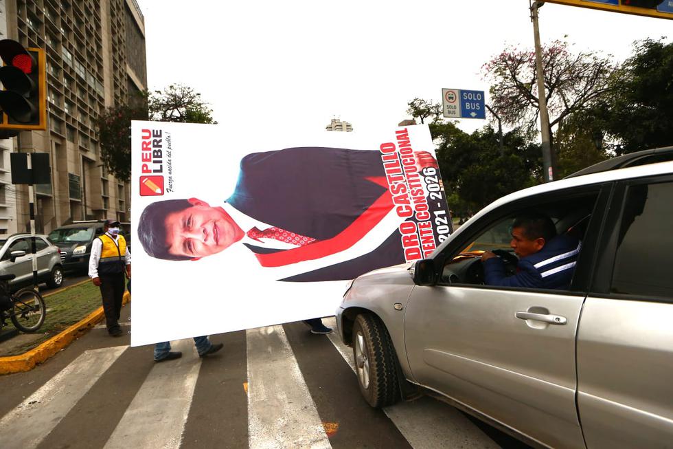 Cartel del candidato Pedro Castillo con banda presidencial, se pasea por las calles. Fotos: Alessandro Currarino / @photo.gec