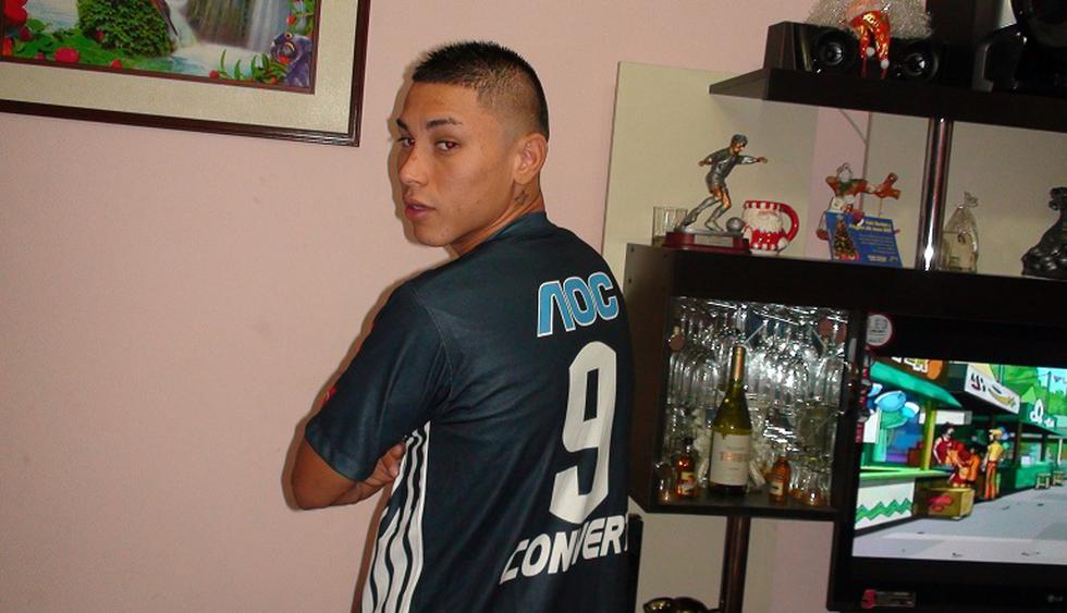 EL BOCÓN le puso a Jean Deza la camiseta de Alianza Lima 