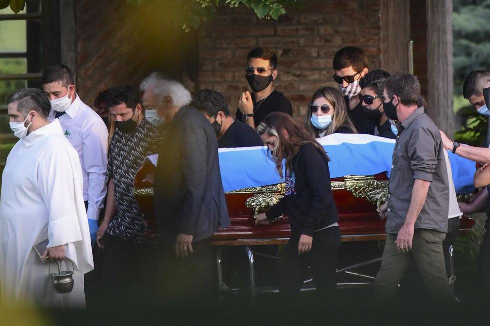 El féretro de Maradona llegó al cementerio privado "Jardín de Bella Vista", cubierto por una bandera argentina. (Foto: AFP)