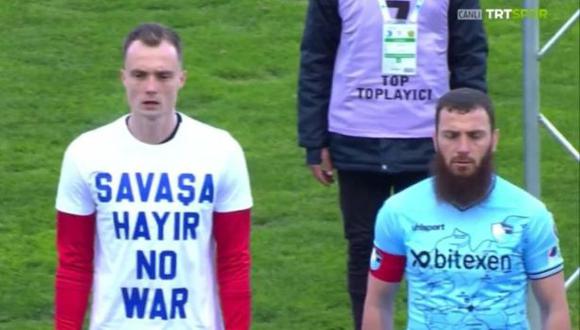 Aykut Demir, jugador turco que no llevó camiseta contra la guerra entre Rusia y Ucrania. (Foto: Captura)