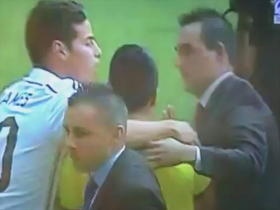 Real Madrid: James Rodríguez abraza y regala un balón a hincha que invadió la cancha[VIDEO]