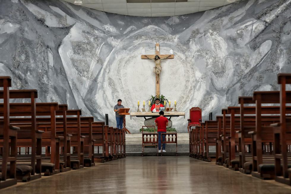 Párroco de iglesia en Surquillo ofrece misa virtual a fieles debido a la cuarentena en Perú. Foto: Gian Ávila / GEC