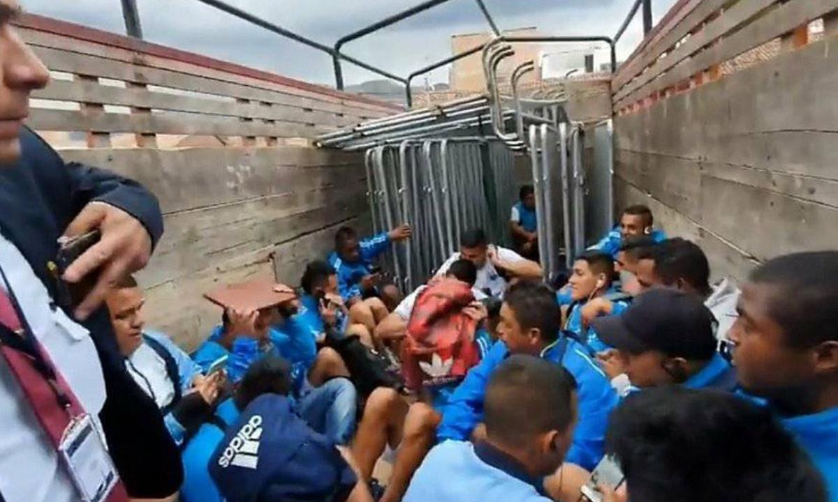 Según un video publicado en Facebook, los jugadores del Deportivo Llacuabamba tuvieron que ser sacados en un camión de la PNP por un tema de seguridad