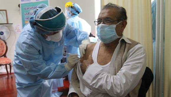 Si estás entre los 70 y 79 años, debes saber que el Minsa ya habilitó la plataforma del Padrón Único Nacional de Vacunación, denominado “Pongo el hombro por el Perú” (Foto: Andina)