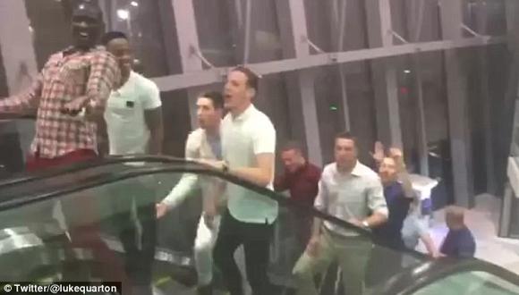 Liverpool: jugadores bailan para celebrar renovación de Touré [VIDEO]