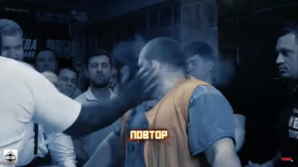 Vasily Kamotsky, campeón mundial de cachetazos, tuvo duro rival en el brasileño Black Papa en una cárcel de Rusia (Captura: Youtube)