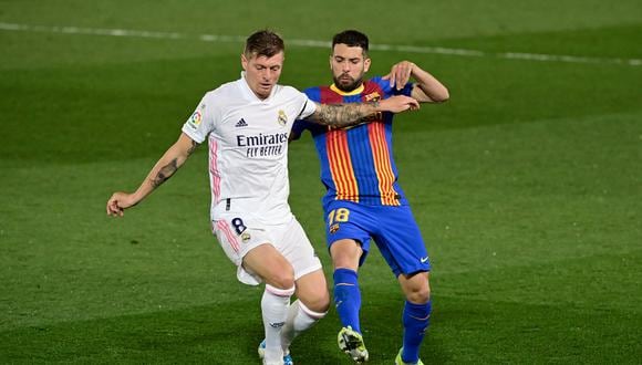 Barcelona y Real Madrid se enfrentan en una edición más del Superclásico español. (Foto: AFP).