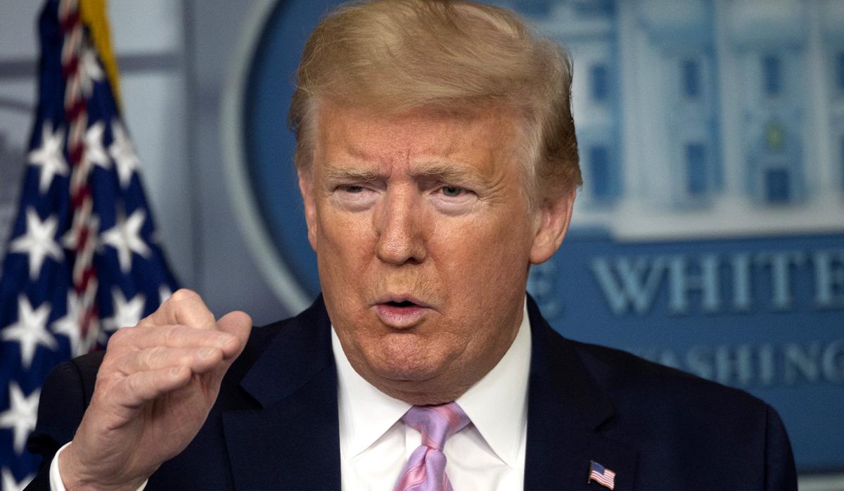El presidente de los Estados Unidos, Donald Trump, hace un gesto mientras habla durante la sesión informativa diaria sobre el nuevo coronavirus, que causa COVID-19, en la Sala de Información Brady en la Casa Blanca. (Foto: AFP/Jim Watson)