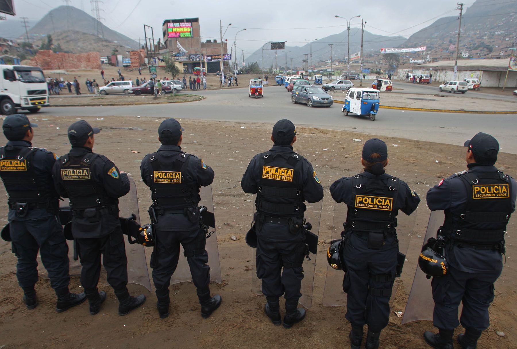 Coronavirus Perú | Grupo de jóvenes jugaba 'pichanga' en San Juan de Lurigancho y la policía los intervino