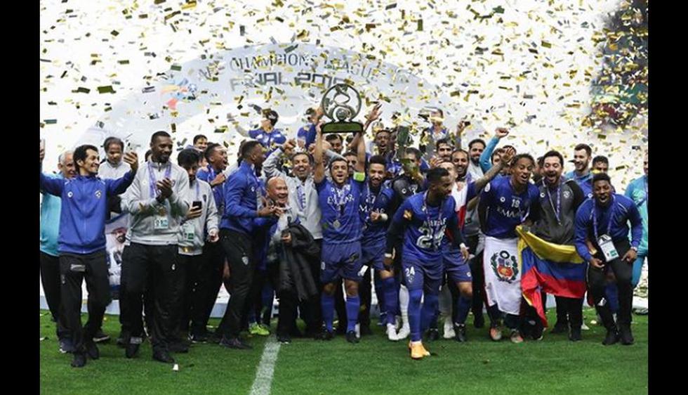 El festejo de André Carrillo con la bandera peruana tras el título de Al Hilal en la Champions League de Asia. (FotO: @TheAFCCL)