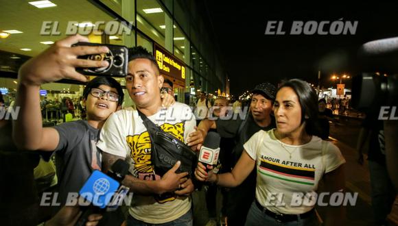 Christian Cueva partió rumbo a Brasil y fue despedido por los hinchas de la selección peruana. Foto: César Bueno