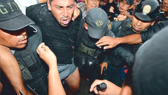 "Machito" Gómez es acusado de balear a un menor de edad, anoche fue llevado esposado a la carceleta del Callao