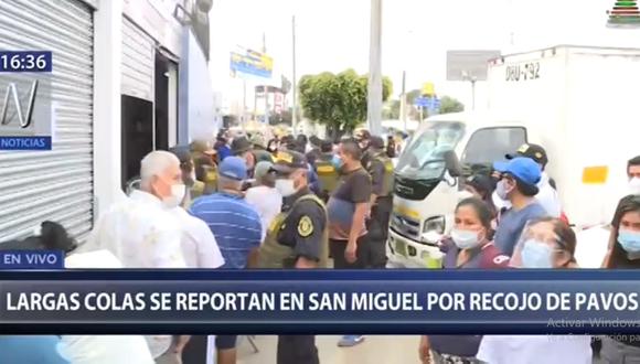 La policía trató de poner orden en las colas formadas en los alrededores del local de San Fernando en San Miguel. (Canal N)
