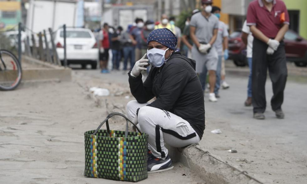 Hombres forman colas a las afueras del mercado para hacer las compras previo a la semana santa | FOTO: GEC