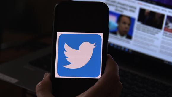 En esta ilustración fotográfica, se muestra un logotipo de Twitter en un teléfono móvil el 27 de mayo de 2020, en Arlington, Virginia. (Olivier DOULIERY / AFP).