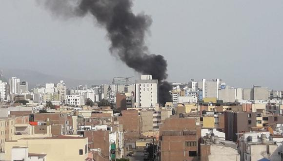 El humo producto del incendio en la calle Sucre se puede ver a varias cuadras a la distancia. (Foto: El Comercio)