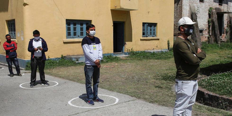 FOTO | Así es como se ve el distanciamiento social en todo el mundo (Foto: REUTERS/Navesh Chitrakar)