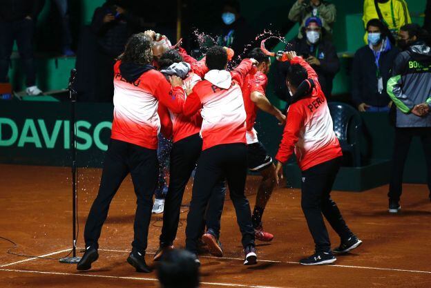 El equipo peruano celebra tras la victoria en la Copa Davis. (Foto: Fernando Sangama / @photo.gec)