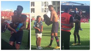 Neymar tuvo noble gesto con niño que se metió en pleno partido