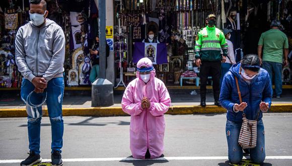 Imagen referencial. Los ciudadanos creyentes permanecen en la calle frente a la iglesia de Las Nazarenas, rezando al Señor de los Milagros, en Lima (Perú). (AFP / ERNESTO BENAVIDES).