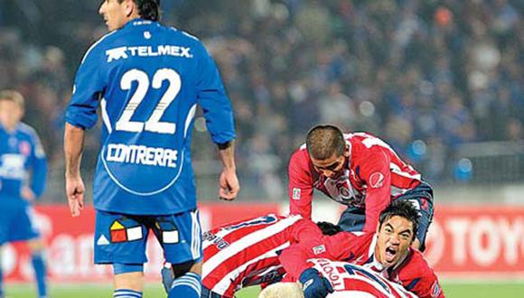 Chivas ganó 2-0 a la U de Chile en Santiago y clasificó a la final de la Libertadores