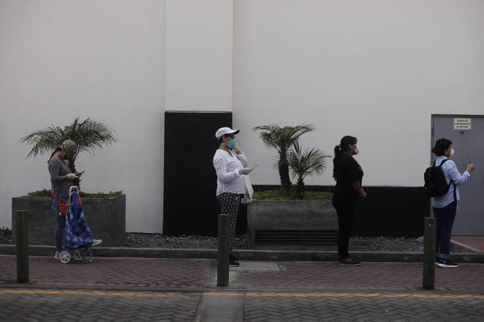 Así lucieron las largas colas en Wong en el día que solo salen mujeres. Foto: Leandro Britto / GEC