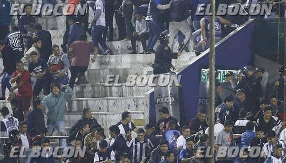 Alianza Lima vs. Sporting Cristal: hinchas 'grones' se pelearon con la policía dentro de Matute | FOTO