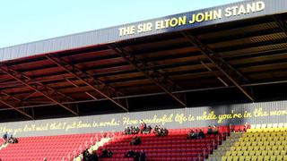 Cantante Elton John tiene su tribuna en estadio de Inglaterra