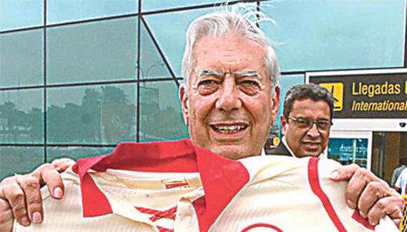 Vargas Llosa llegó a Lima, reiteró su hinchaje por la "U" y dijo que sería un orgullo ser nombrado socio honorario