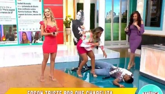 Edson Dávila terminó en el suelo para evitar responder sobre Isabel Acevedo. (Foto: Captura de video)