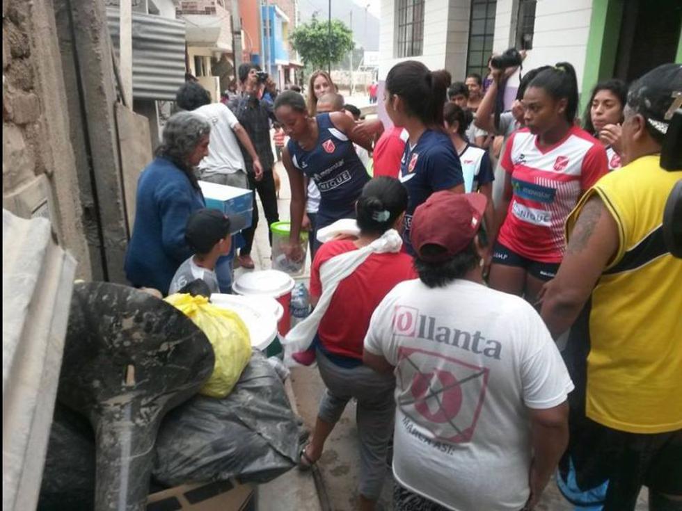 Selección nacional de vóleibol ayudó a damnificados de Chosica [FOTOS] 