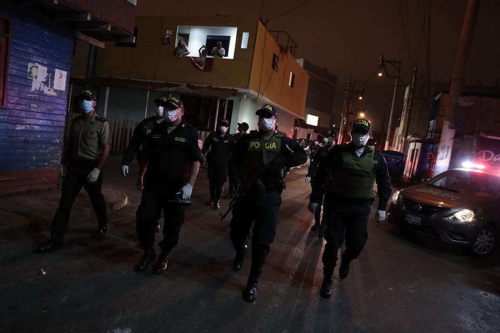 Lima, 24 de marzo del 2020. Patrullaje conjunto entra la Policía Nacional y la Marina de Guerra del Perú  por las calles del Callao para capturar a personas que no cumplen el toque de queda decretado por el gobierno.