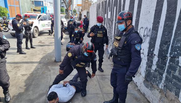 Agentes del Escuadrón de Emergencia Callao tras una persecución y balacera capturaron a dos sicarios cundo huían luego de atacar a tiros a un vecino en el primer puerto. (PNP)