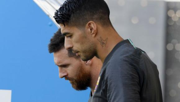 Luis Suárez respaldó a Lionel Messi por el momento que vive en Barcelona. (Foto: AFP)