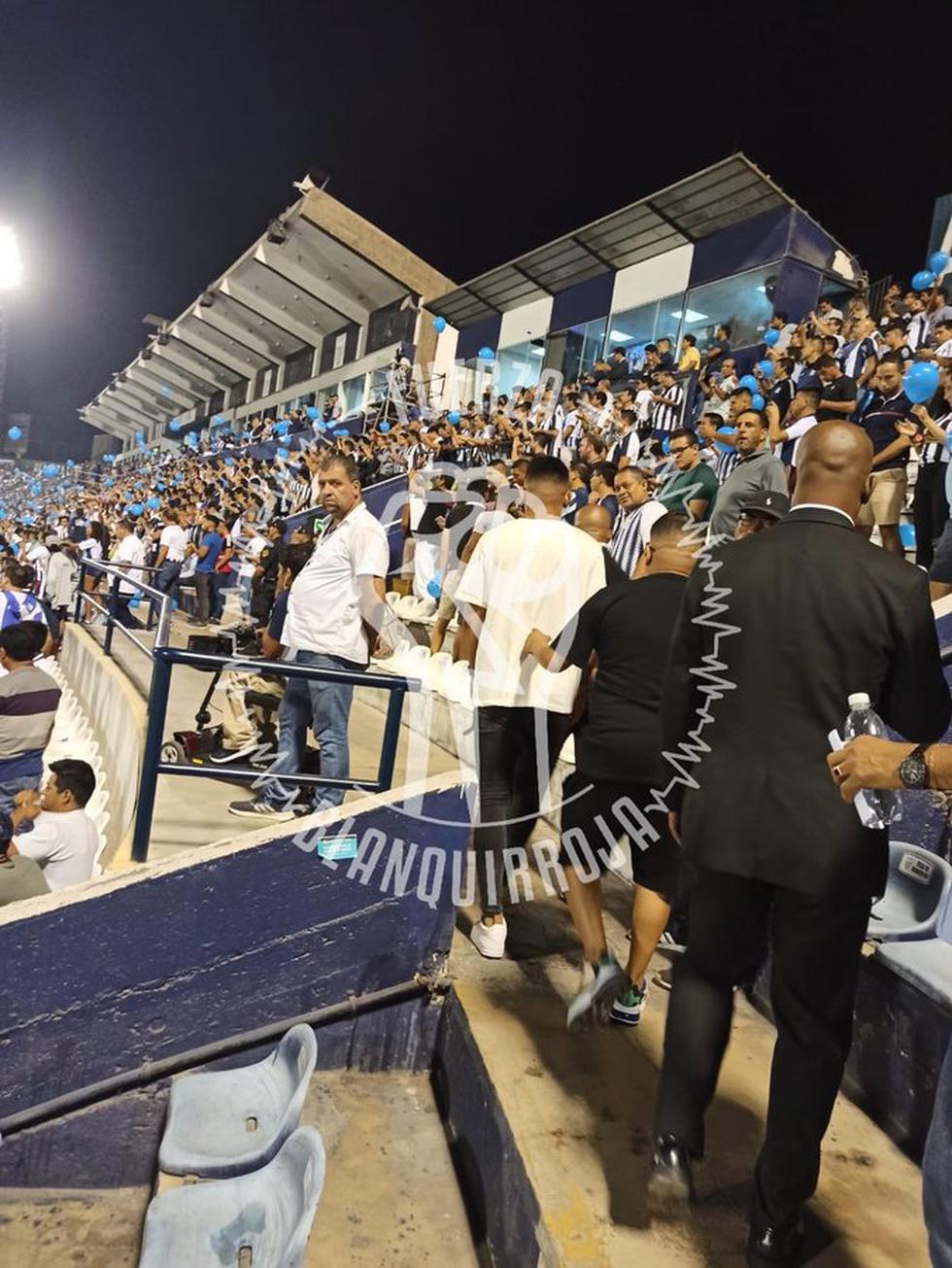 HInchas de Alianza Lima botan a Jean Deza de las tribunas en Matute