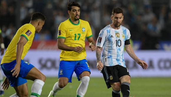 Argentina con Lionel Messi, no pudo ante Brasil en casa. El partido tuvo muchas jugadas fuertes. (Foto: AFP)