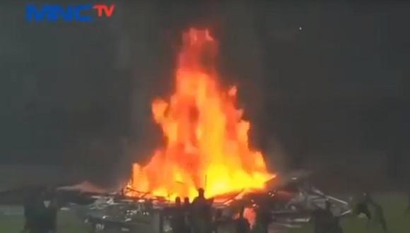 YouTube: Hinchas del Persebaya de Indonesia incendiaron su estadio tras derrota del equipo | VIDEO