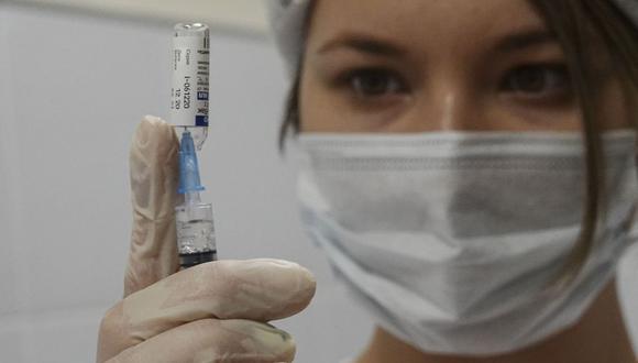 Perú recibirá 1.7 millones de dosis de la vacuna de AstraZeneca y Pfizer vía Covax Facility (EFE/SERGEI ILNITSKY).