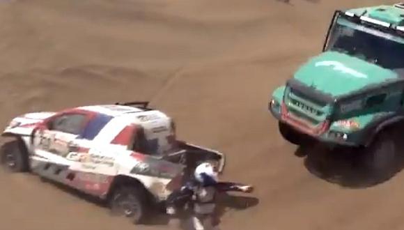Dakar 2019: Impactante choque entre camión y auto atrapado en las dunas