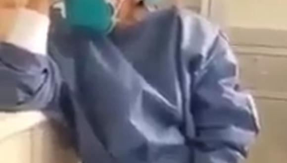 El desconsolado llanto de una enfermera tras enterarse que es COVID-19 positivo [VIDEO]