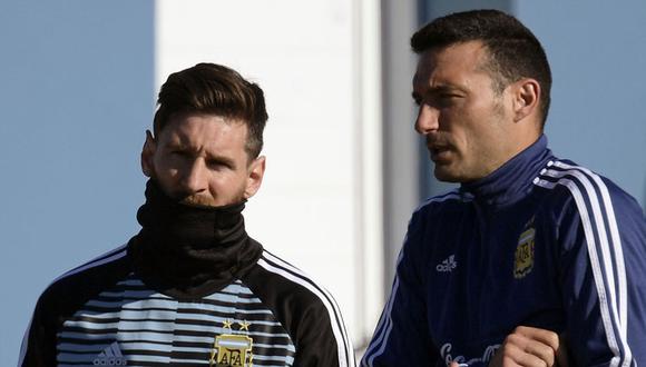 Lionel Scaloni quita presión a Lionel Messi antes de la final de la Copa América. (Foto: AFP)