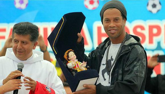 Ronaldinho visitó a los niños de la Clínica San Juan de Dios [FOTO]