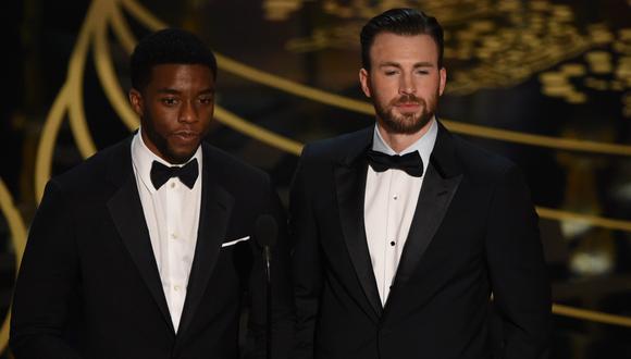 Chadwick Boseman y Chris Evans en la entrega del Oscar del 2016.  (Photo by MARK RALSTON / AFP)