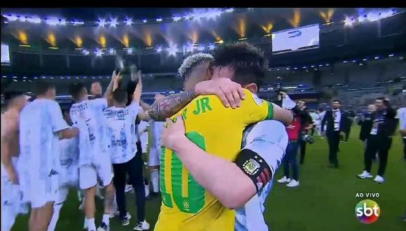 Luego de la victoria Leo Messi abrazó a Neymar, su amigo y excompañero en el Barcelona de España