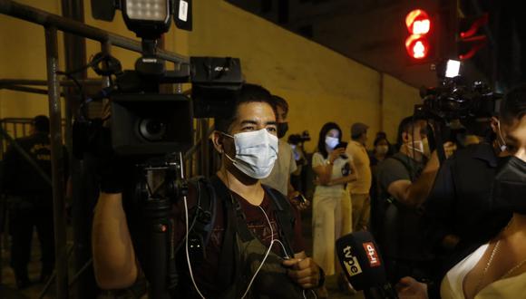El camarógrafo de Latina Carlos Huamán fue agredido por simpatizantes del Gobierno. (Foto: Jorge Cerdán /@photo.gec)