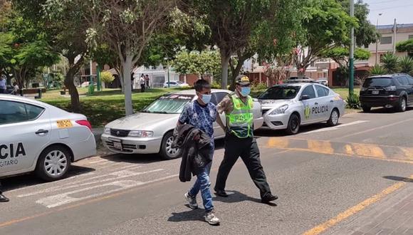 Serenos e inspectores de Tránsito de Surco capturaron a ladrón que robó celular. Foto: Municipalidad de Surco